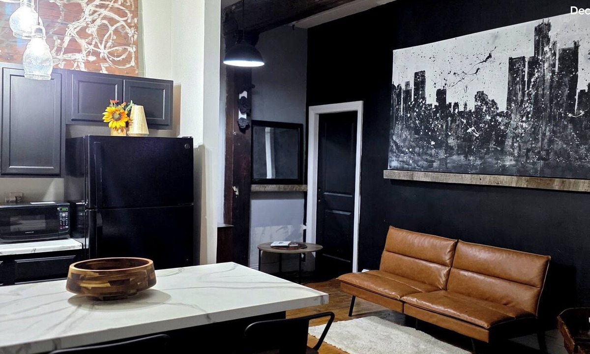 Detroit Apartment | Eclectic Loft in Historic Corktown where vibrance meets serenity – 75" TV & KING