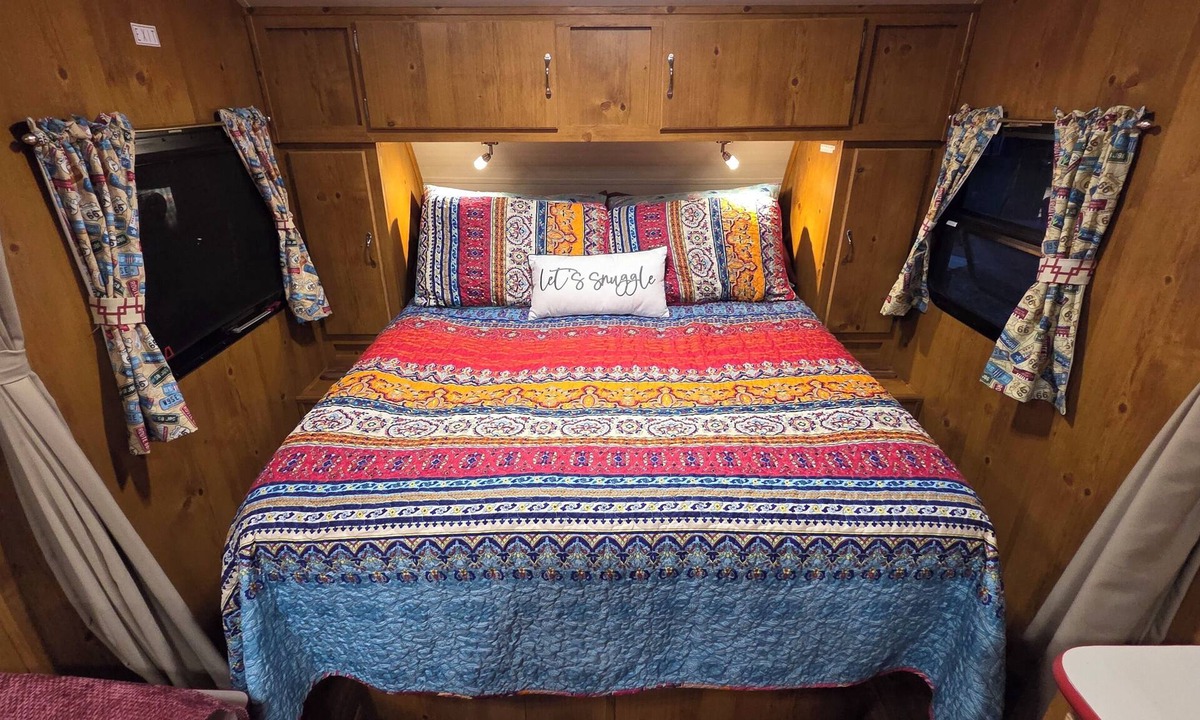 High Springs House | Edith - Glamping in Springs Country. Walk to downtown High Springs!