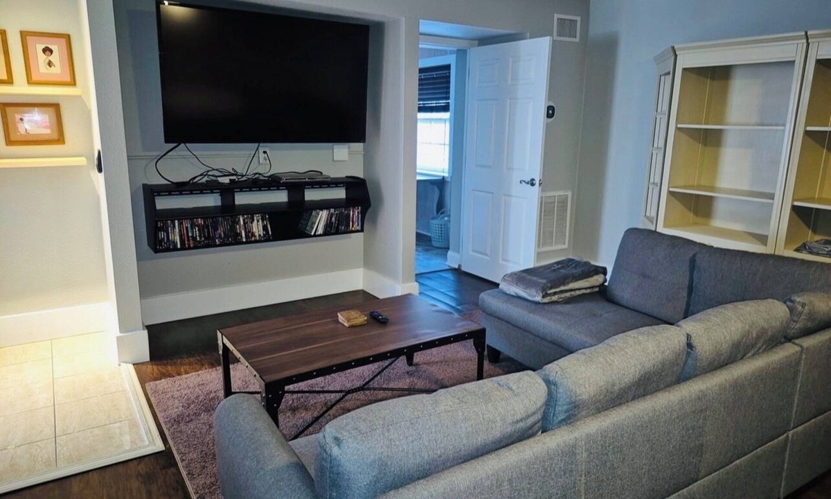 Tropic Shores Apartment | Efficiency with Private Entrance in New Port Richey with AC and shared pool