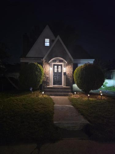 Valley Stream House | Elegant 6BR Home 7 min to JFK, Shopping Dining and Train Access to Manhattan, only 30 min journey, comes with Free Parking