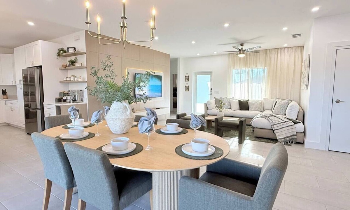 Jacarandas House | Elegant Cape Coral Retreat Sleeps 8
