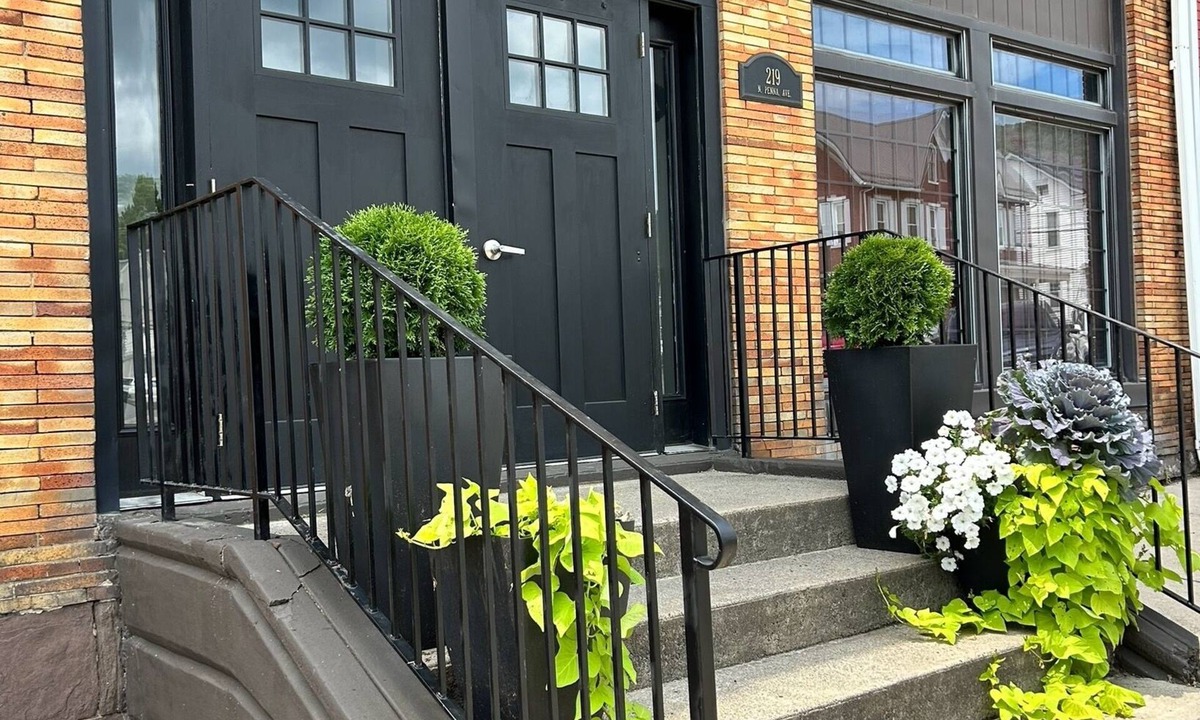 Centre Hall House | ELEGANTLY RESTORED HISTORICAL 2-BEDROOM STAY NEAR PSU