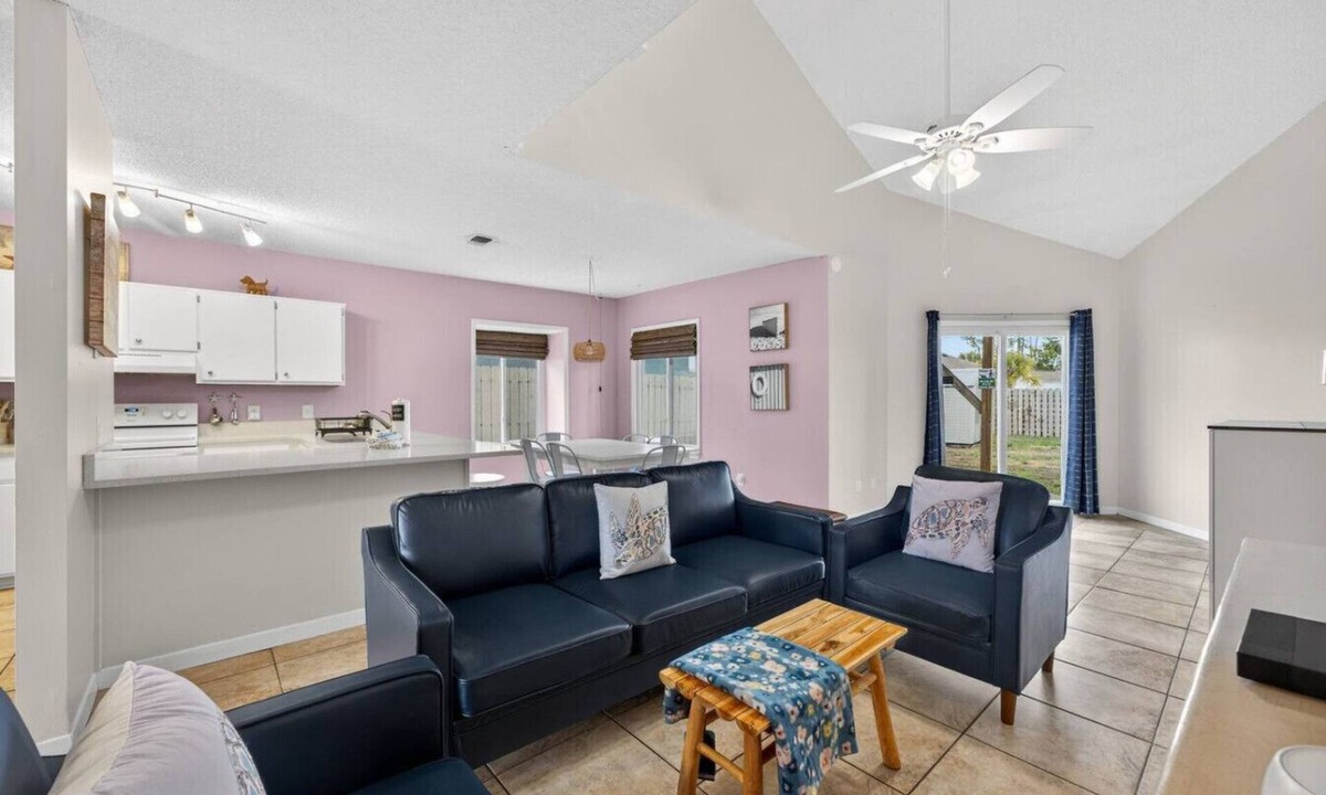 Holiday Beach House | Emerald Escape 1 - 3 Blocks to Beach