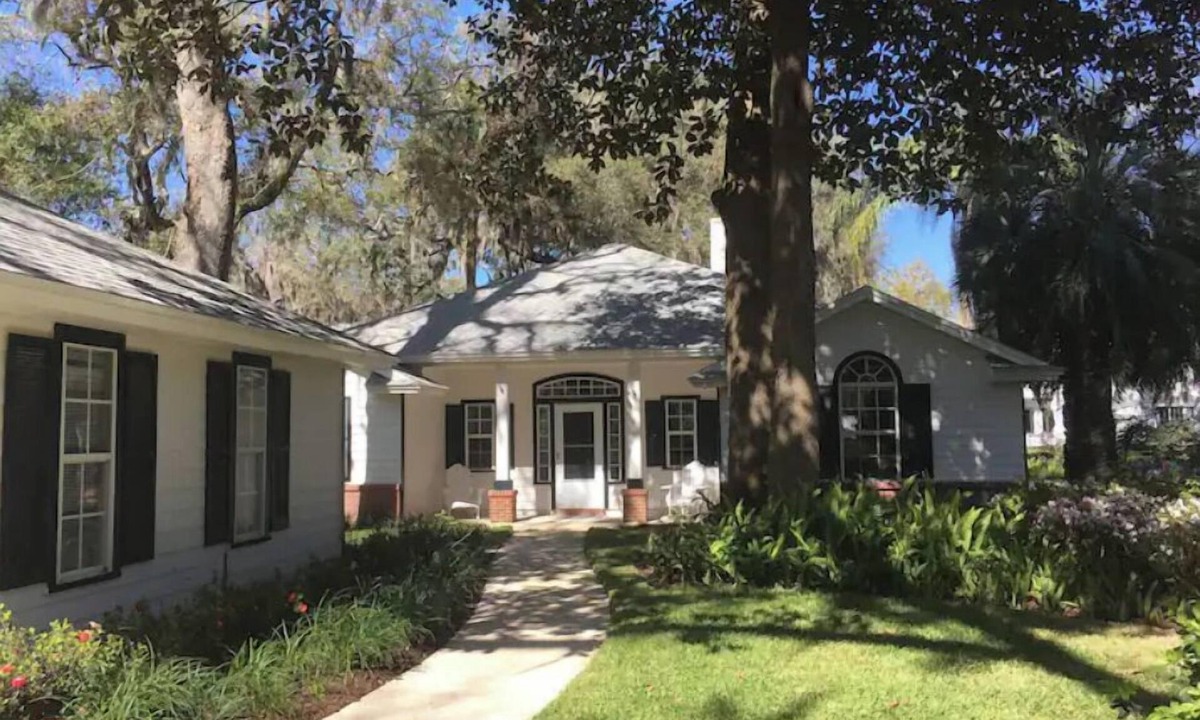 Green Cove Springs House | ENCHANTED OAKS ESTATE-Guest House-Private 5 Acre Riverfront Estate-WEDDINGS-DOCK