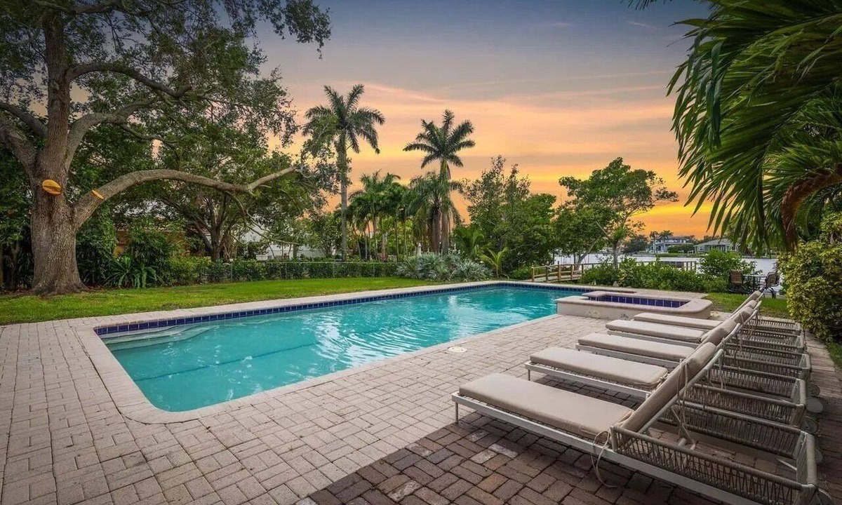 Snell Isle House | Enchanted Waterfront Home a few steps away from the Pier