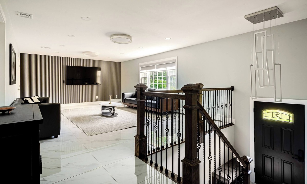 Woodbury House | Enjoy a stylish experience at this Central Valley, modern 3 bedroom home.