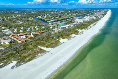 Sanibel House | Enjoy pool views from your Sanibel Island Villa - Private Beach - Pet Friendly - Signal Inn 04