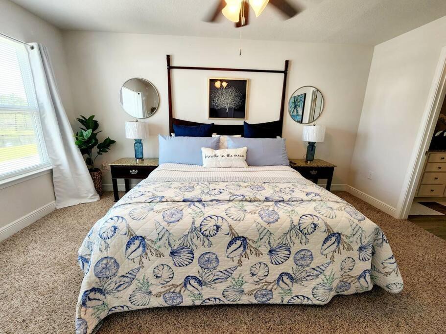 Thomas Drive House | ENTIRE HOME- Gorgeous 3br Townhome Pool, Grill, WD, 2 FREE drive up spaces Sleeps 6 Close to everything PCB! Free WiFi