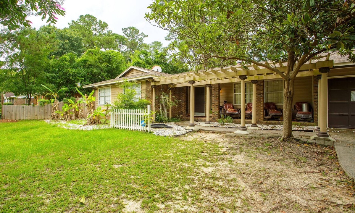 Valdosta House | Entire house, indoor pool, pool table, hot tub, gym , ping pong, grills