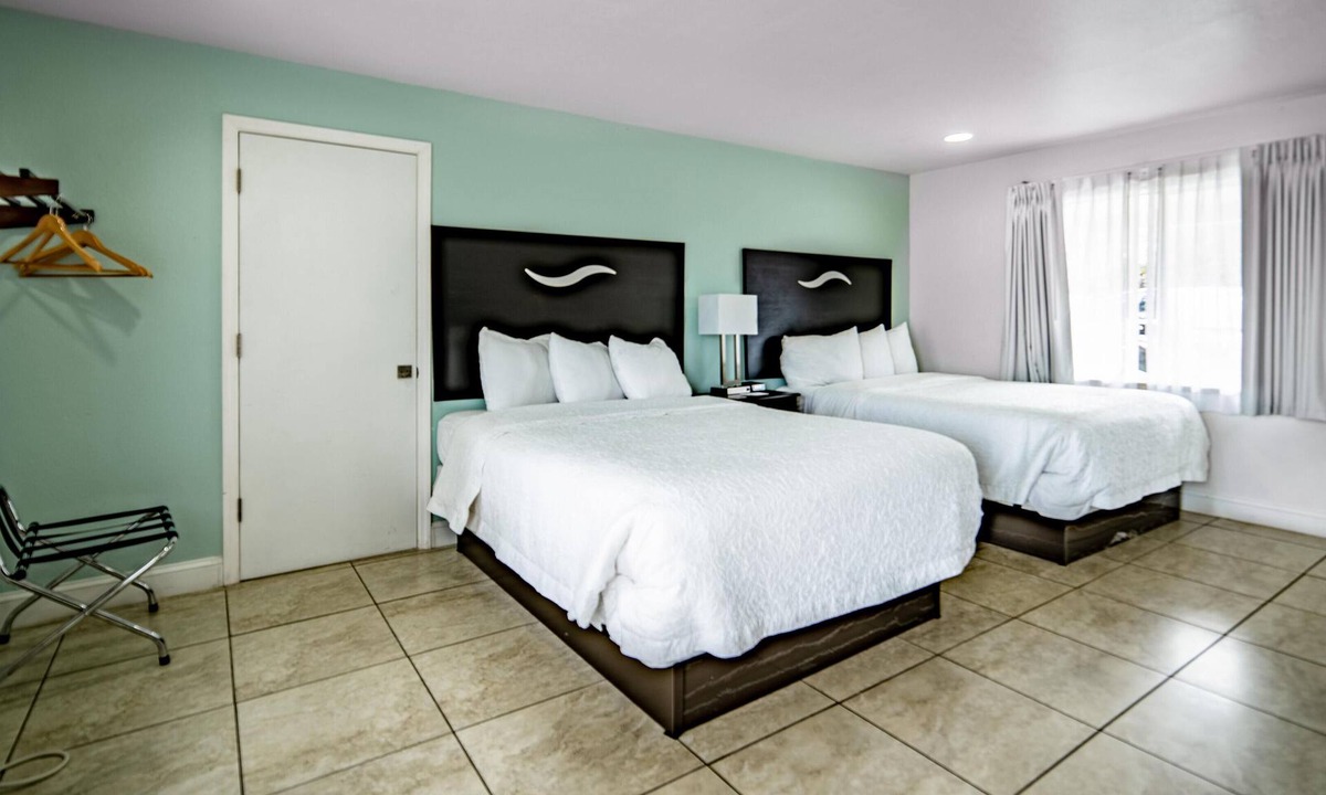 Everglades City Hotel | Everglades City Motel - Queen Room, 2 Beds, Kitchenette and Back Door