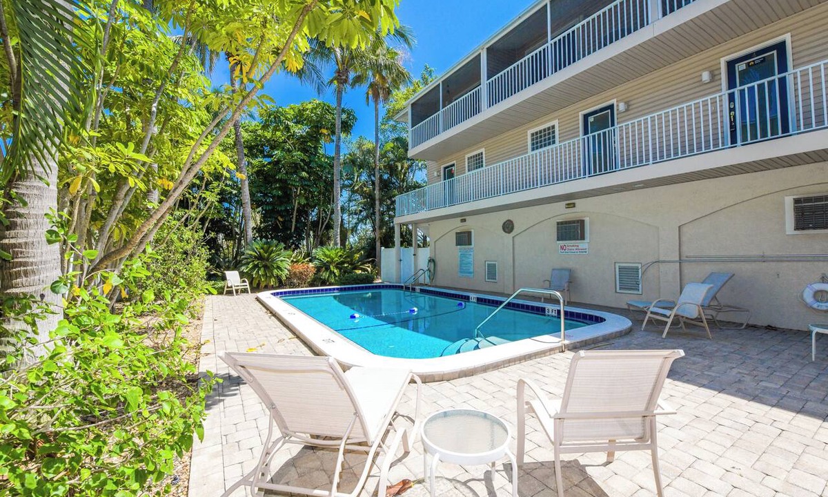 Ilexhurst Condo | Experience Anna Maria Island Paradise! With Pool, Steps to Beach!