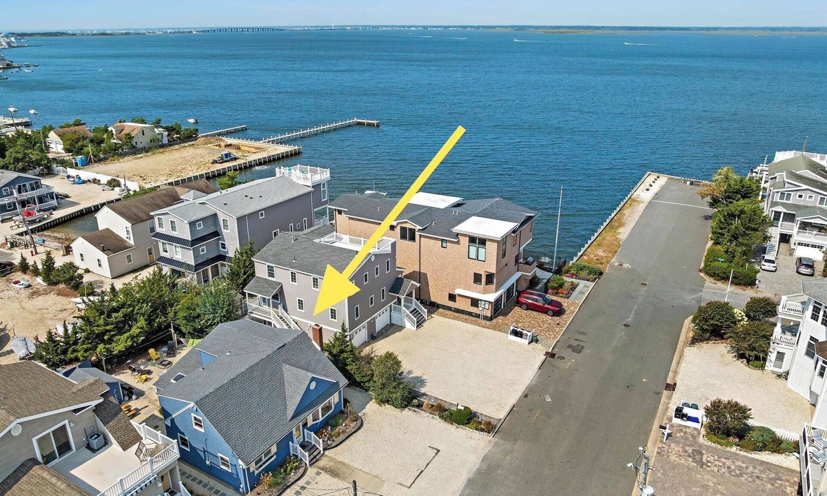 Surf City House | EZ WALK 2 BEACH & EATS 2 OFF BAY BIKES BADGES FIREPIT GAME ROOM TOWELS & LINENS!