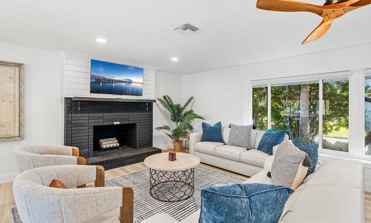 Melbourne Beach House | Family‑Friendly Getaway — 5 Mins From the Beach, Pool, Fenced Yard, Game Room & Patio ☀️