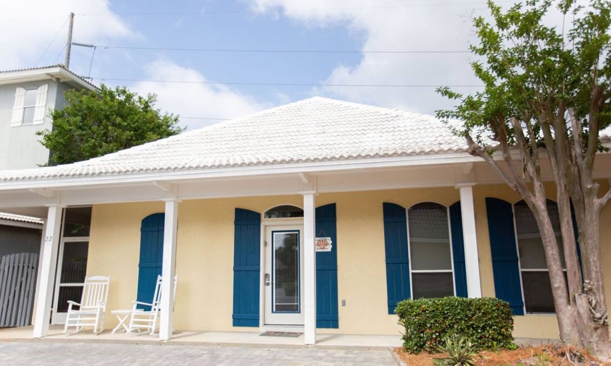 Miramar Beach House | FAMILY FRIENDLY-Large Pvt Patio- Grill-Free Beach Svc & Toys-5 min to beach!
