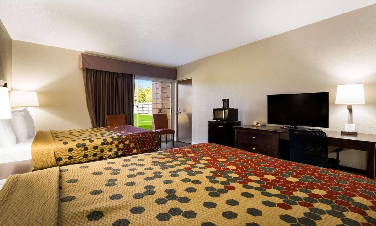 Perry Hotel | Family-Friendly Rooms near The Swanson | Free Onsite Parking & Daily Breakfast