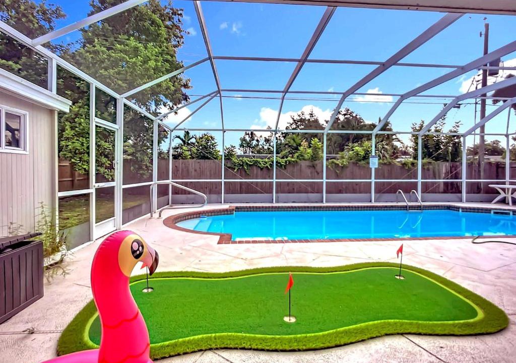 Bayshore Gardens House | Family Fun House Pool and Mini-Golf Sleep 12