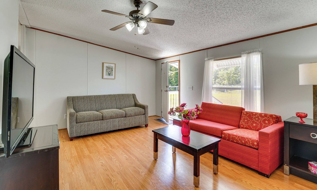 Fellowship House | Family Home w/Hot Tub, 5 Mi to Rainbow Springs!