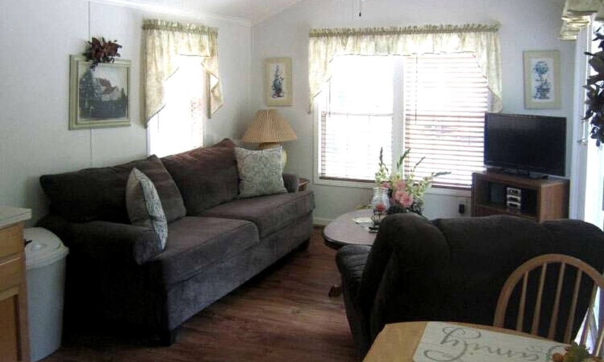 Inverness Cottage | Fantastic Cabin with Wooden Deck in Inverness, Florida