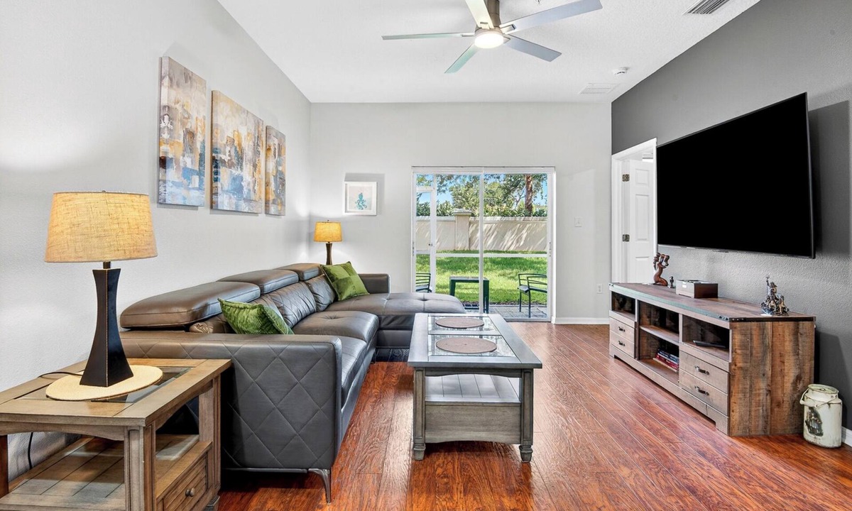 Sarasota Condo | Fantastic location , 3BD/2BT Condo with garage,patio and pool in Gated community