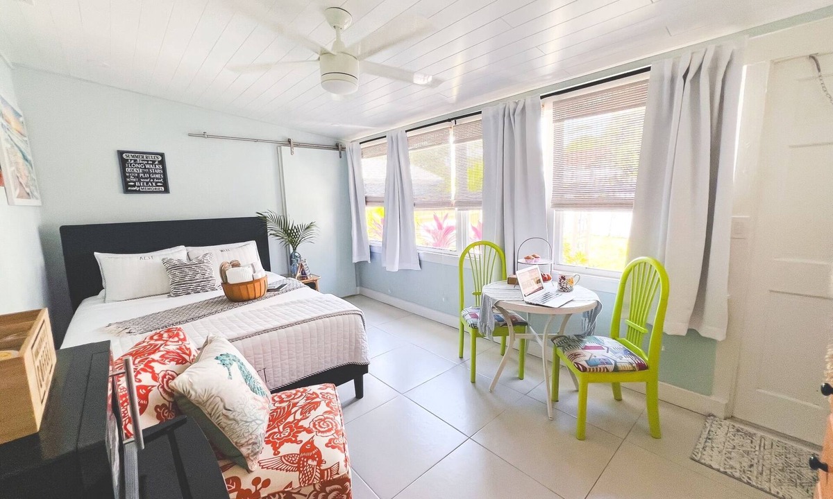 South Palm Park Neighborhood Association Apartment | MAJOR INTERNATIONAL SPORTING EVENT and Relax by the sea! One-bedroom Lake Worth Beach studio near Palm Beach