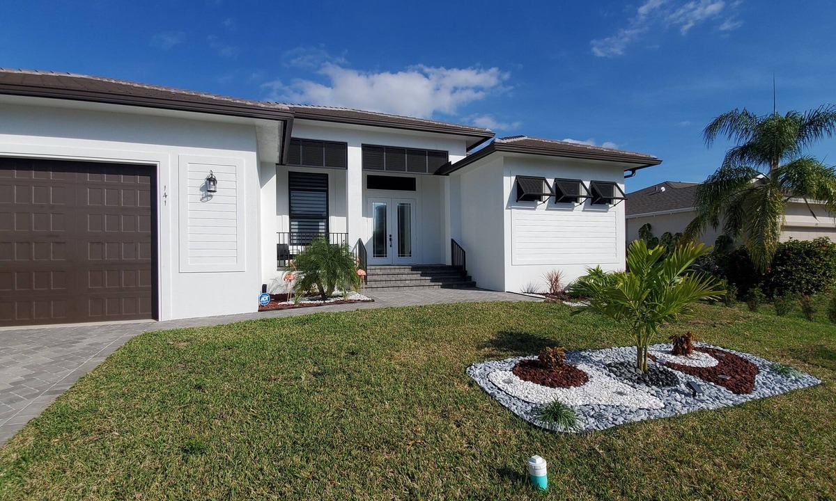 Marco Island House | Flamingo House! 4bedrooms/3 Bath. Pool/Spa. 6 minutes Walking to the Beach!