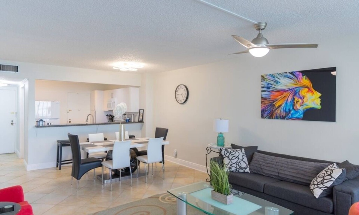 Hollywood South Central Beach Condo | Flip Flop Paradise in Hollywood Florida