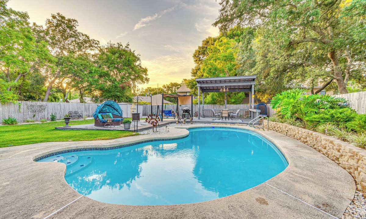 Wright House | Fort Walton Beach Home w/Pool: 5 Mi to Beach!