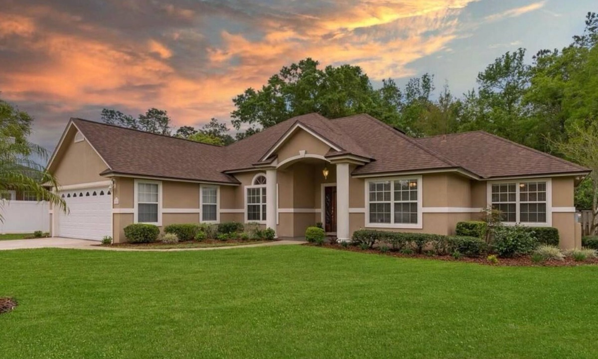 Arlington House | Four-bedroom mini estate, minutes from downtown Jax with a sunroom and backyard