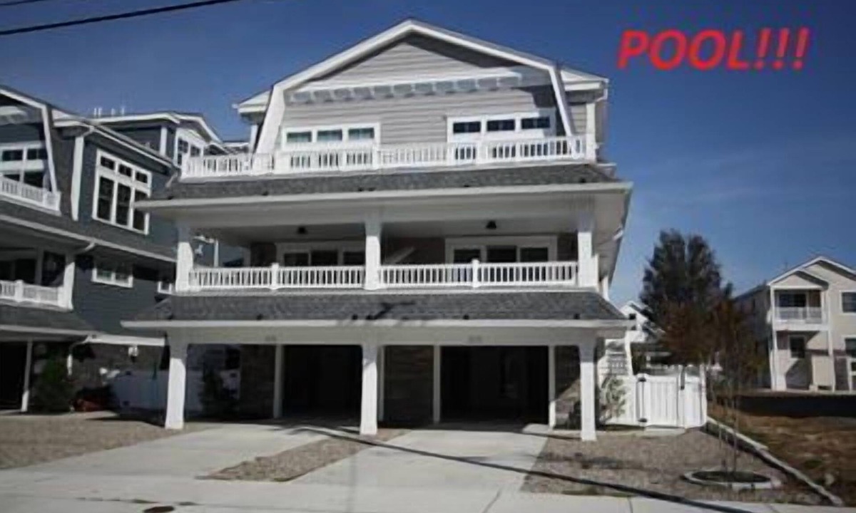 Avalon House | FRIDAY TO FRIDAY RENTAL: Townhouse with a bay view and a pool.