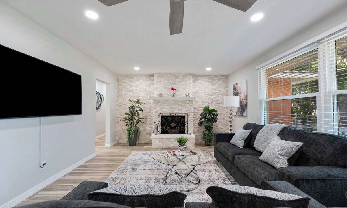 Lakeland House | Fully Fenced in w/Patio Near the Lake | Sleeps 10