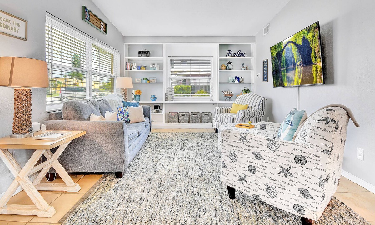 Madeira Beach House | Fun in the sun-2br home 2 BA just a 3 minute walk to the beach!