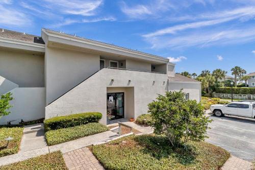 Sawgrass House | Fun in the Sun - Coastal studio w pool access