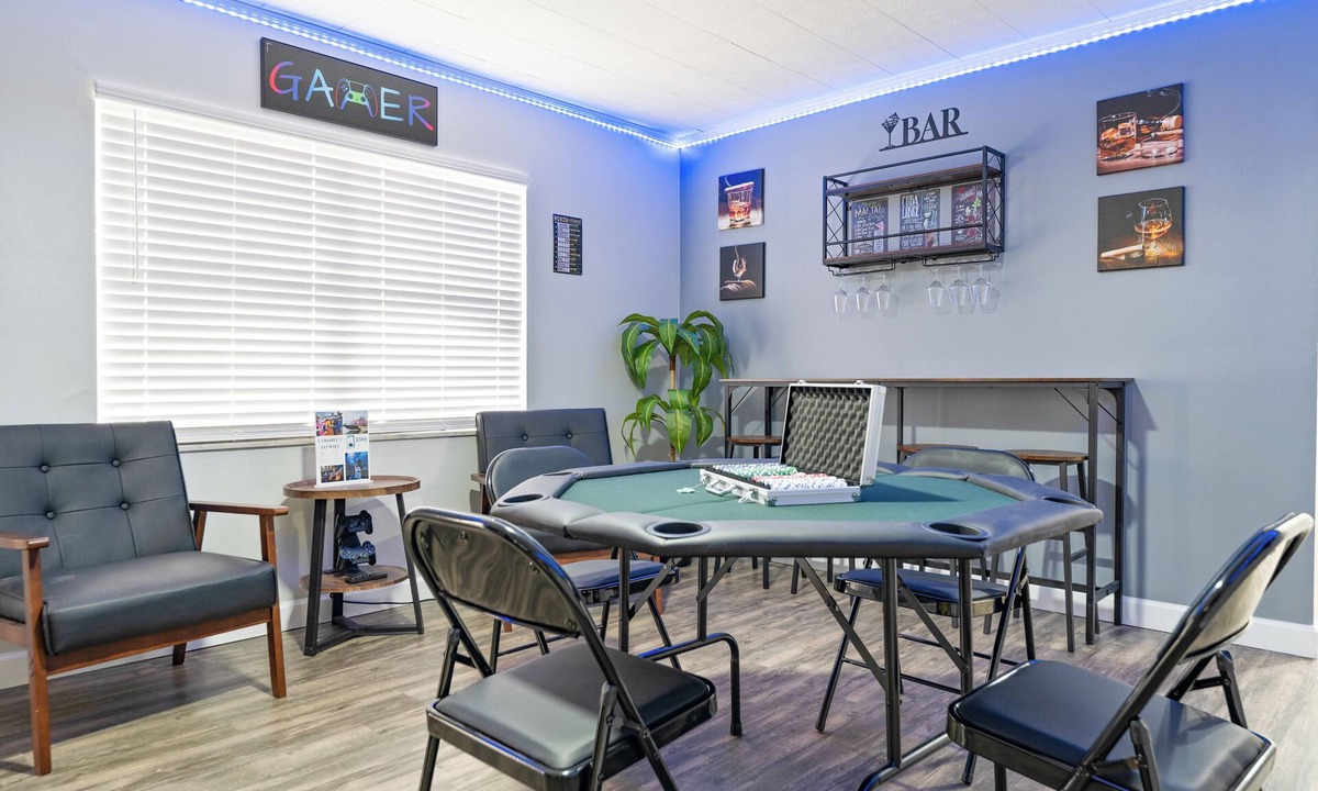Mount Dora House | Game Room Retreat Fire Pit 5 Min to Downtown