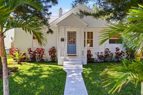 Parrot Cove House | Garden Oasis with Pool and Cabana mins to Beach