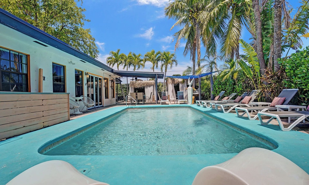 Coral Heights House | GAY MENS clothing optional-POOL- deep discount for long stay-8min from WiltonDr