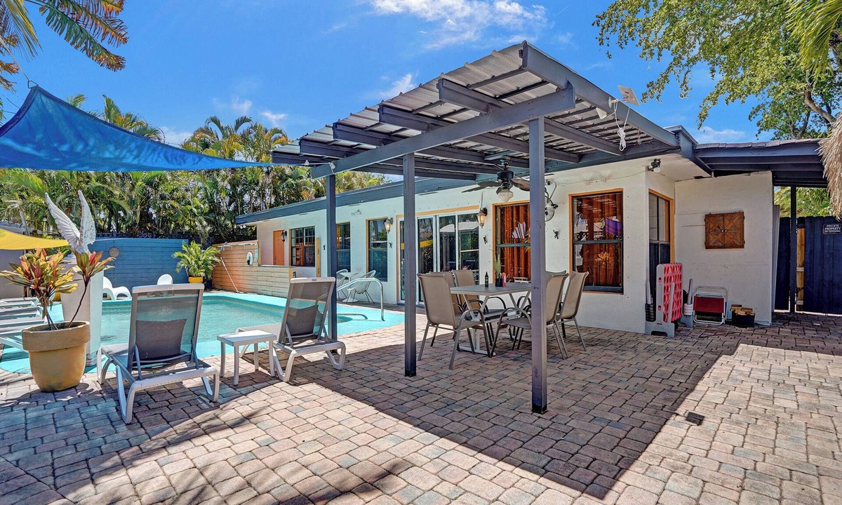 Coral Heights House | GAY MENS clothing optional- studio-deep discounts for long stays-8min to Wilton