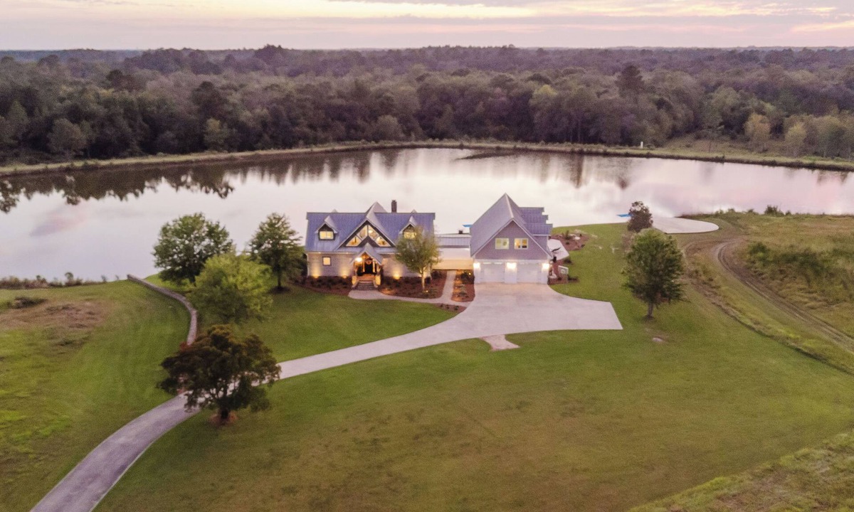 Jesup House | Georgia on My Mind Coastal farmhouse on 190 acres for total privacy - sleeps 12