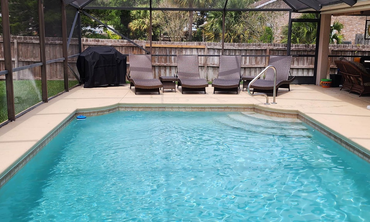 Sebastian Highlands House | ☆☀︎❀Getaway Paradise! Heated Pool, TV Patio, Fenced, Wifi, Near Beaches!