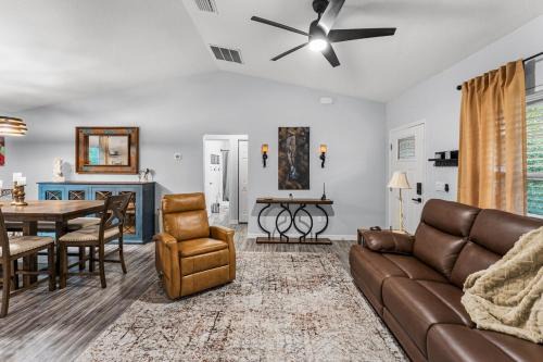 Fellowship House | Giddy Up Getaway Spotless Pets OK 8 min to WEC 2 Kings Fenced Yard