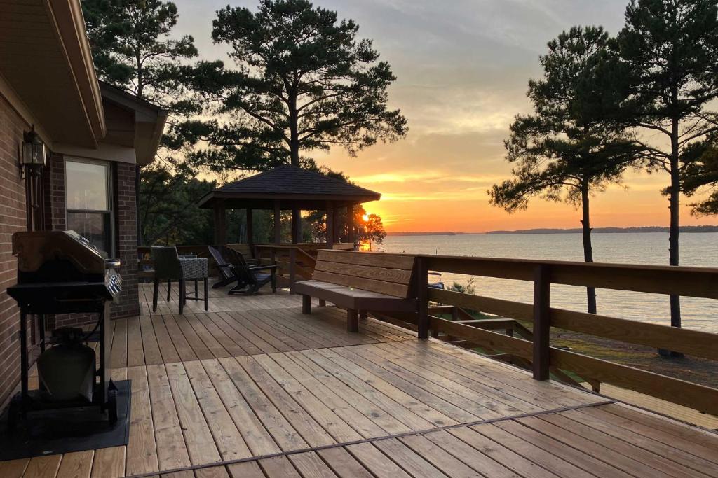 Gilbert House | Gilbert Lakefront Retreat w/Private Dock!