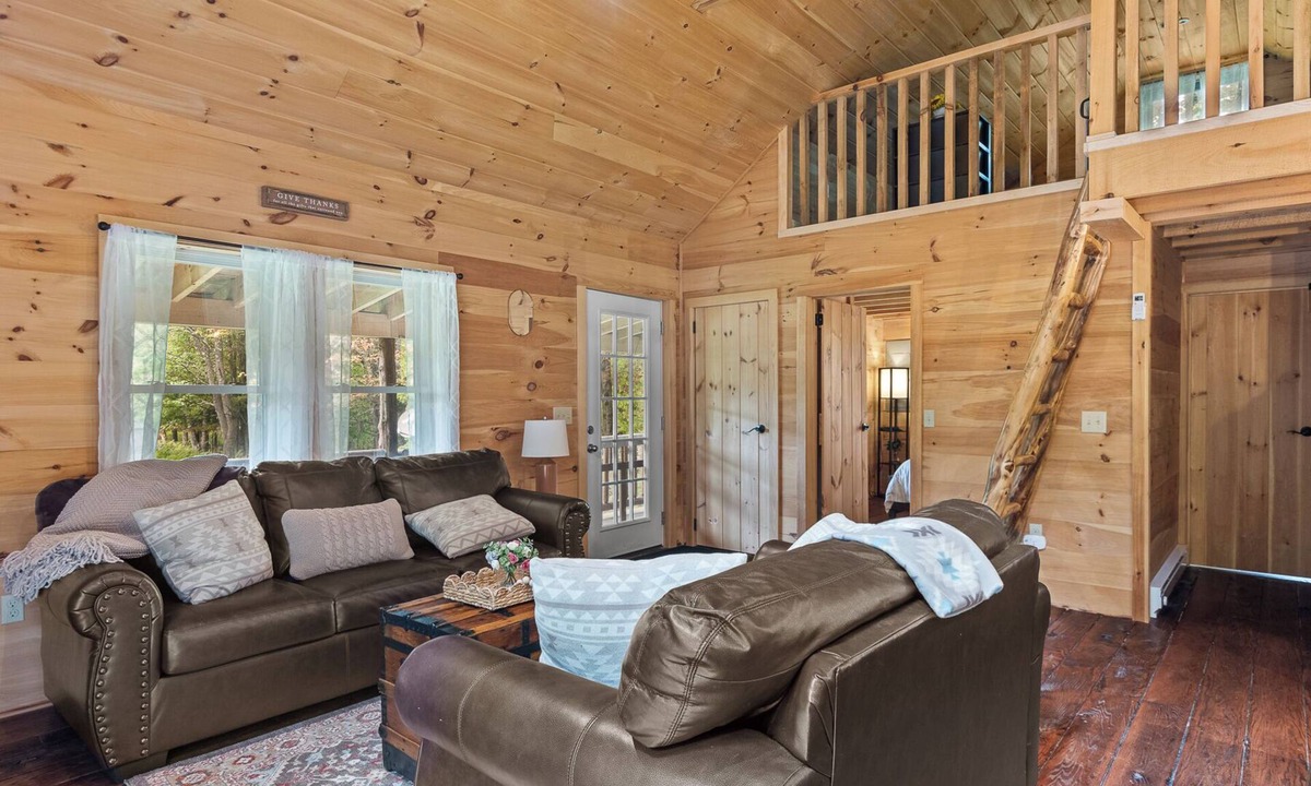 Davenport Cabin | Golden Meadows Spacious Cabin with Hot tub, Fire-pit, near all baseball camps