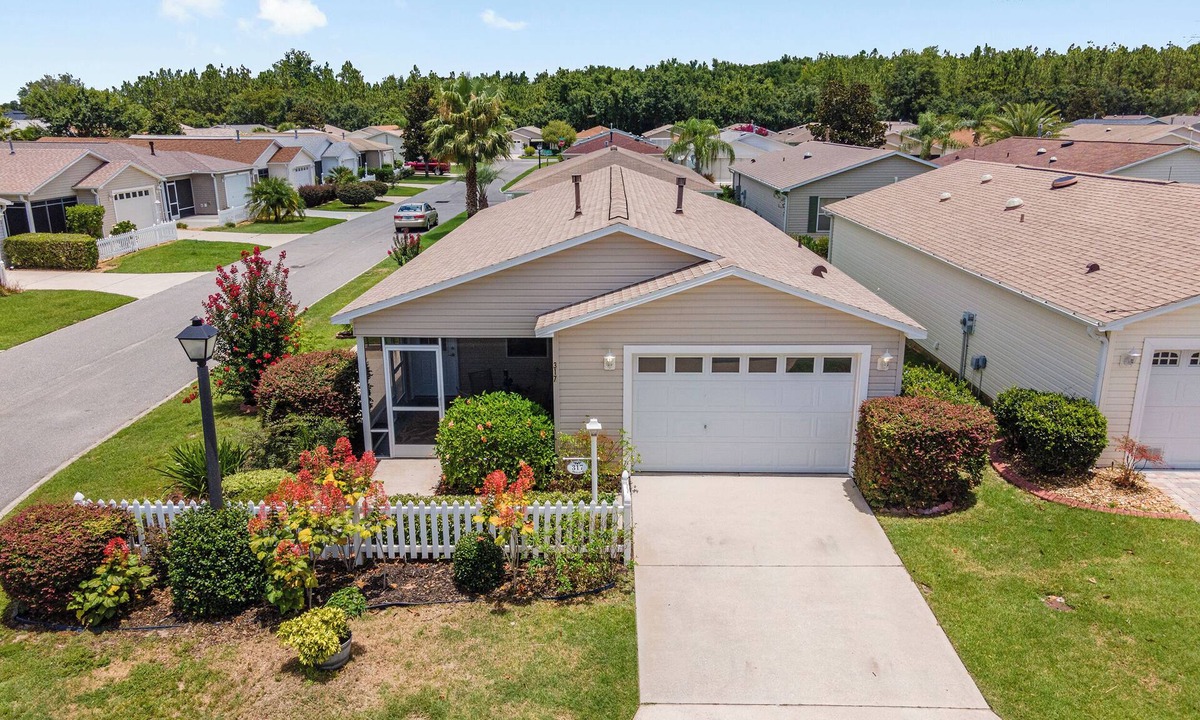 Mallory Square House | Golf, Music, Fun Charming 2-bedroom house in lovely The Villages with WiFi, AC.