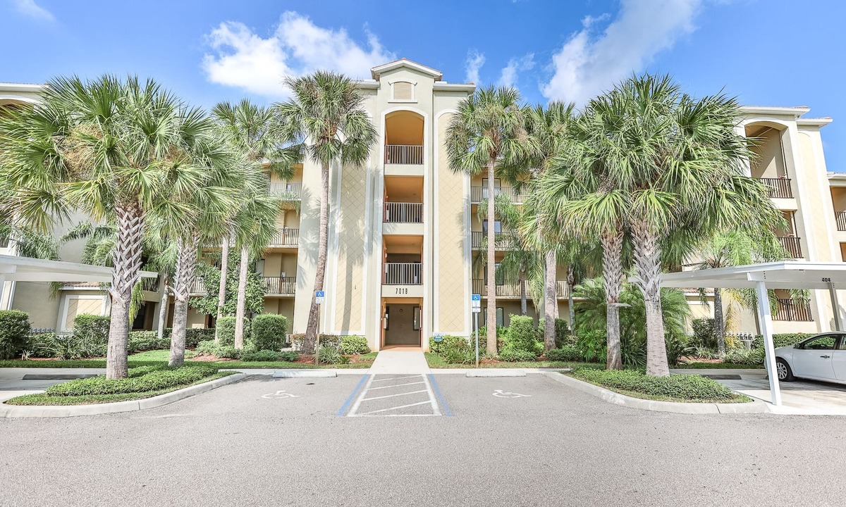 Bradenton Condo | Golfer's Paradise! Golf, Tennis, Swimming, Dining, Shopping & Beaches Close By