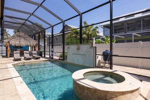 Mid Island House | Gorgeous 1BR Residence with Pool and Spa at Margarita Mansion