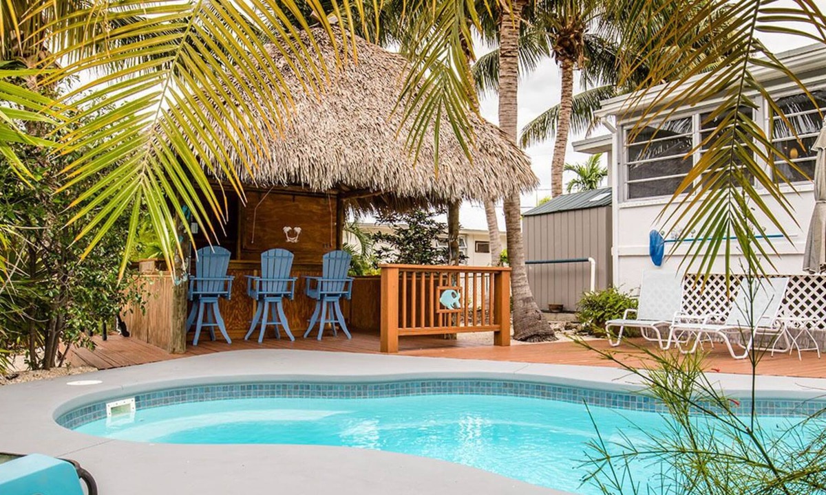 Tropical Bay Estates House | Gorgeous 2 bedroom 2 bath canal front pool home