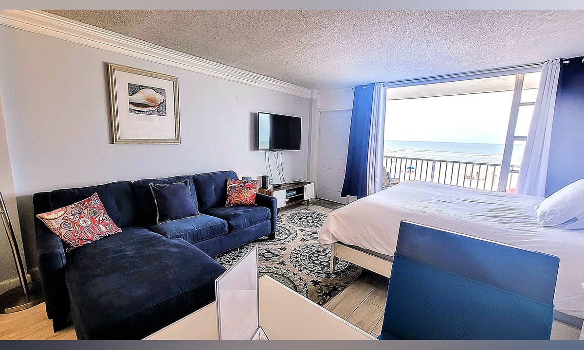 East Daytona Apartment | GORGEOUS OCEANVIEW with balcony and pool!