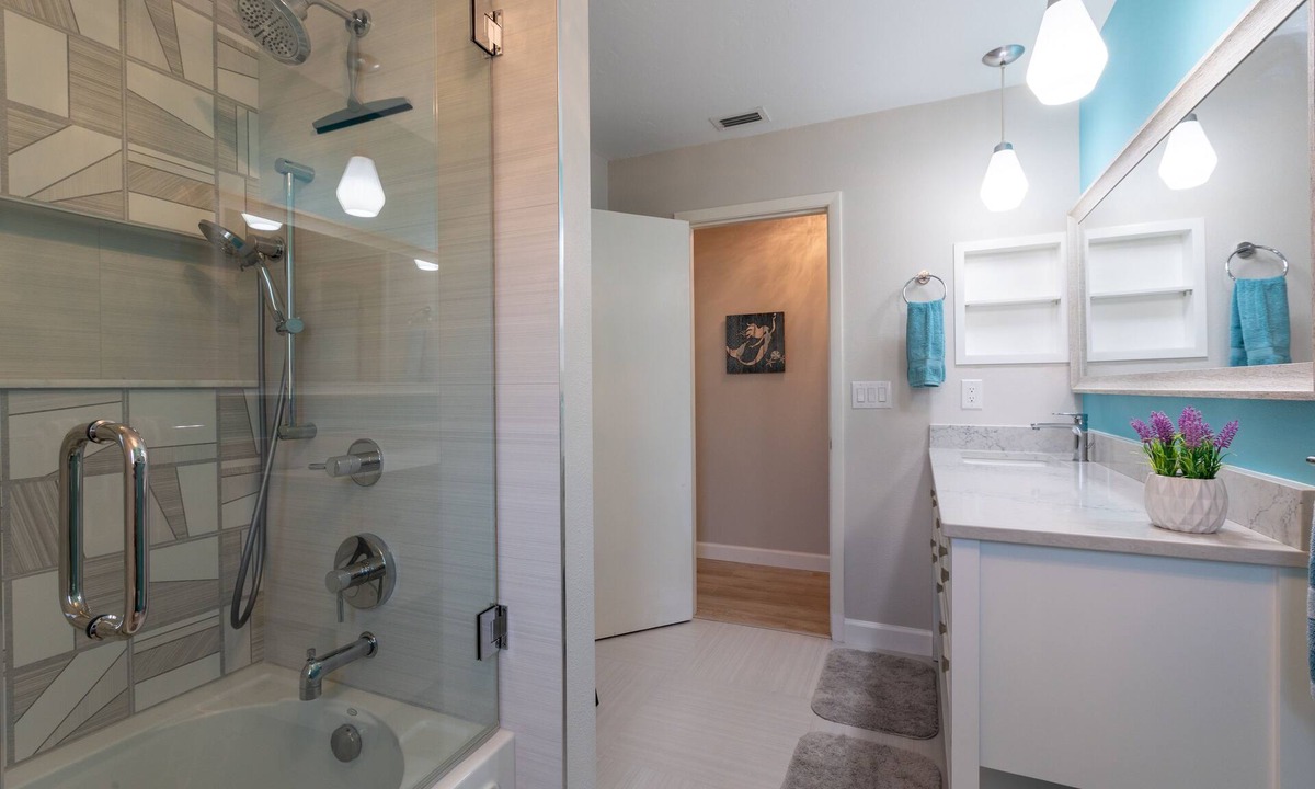 Laurel House | Gorgeous Remodeled Upscale Near Nokomis Beach