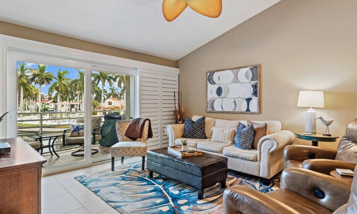 Isla del Sol Condo | Gorgeous Updated 2 Bedroom Lake View Unit in