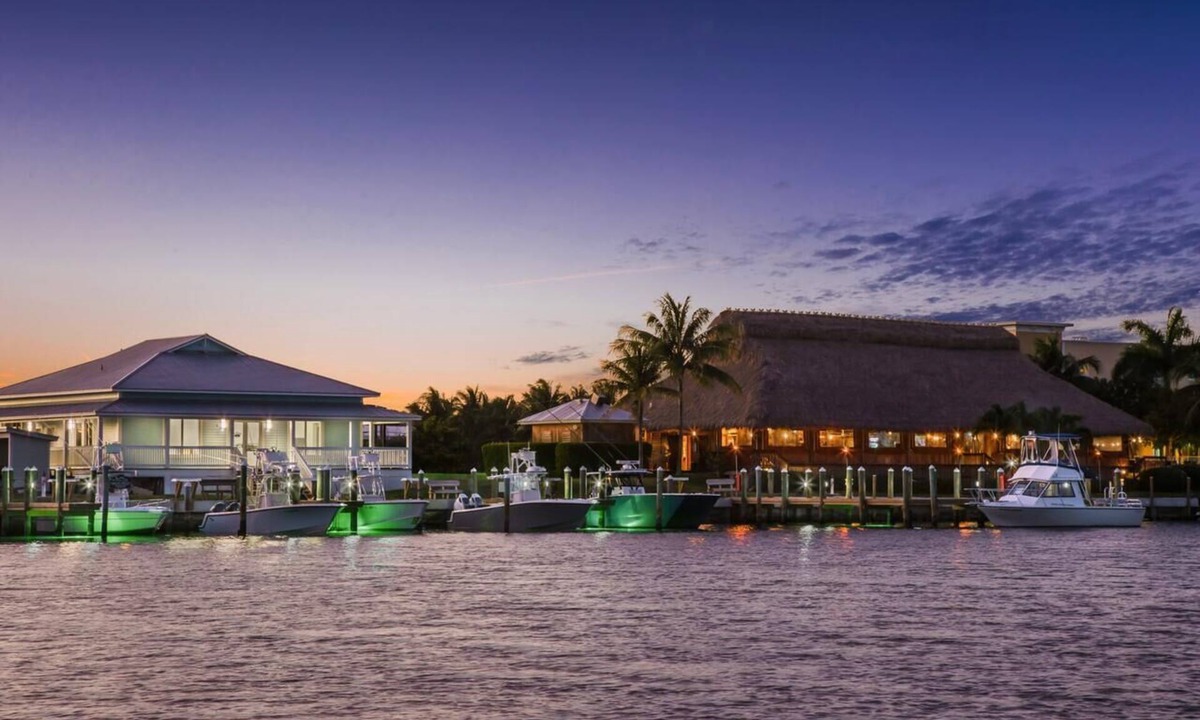 Marathon Hotel | Great Deal! 4 Relaxing Units, Outdoor Pool, Free Breakfast!
