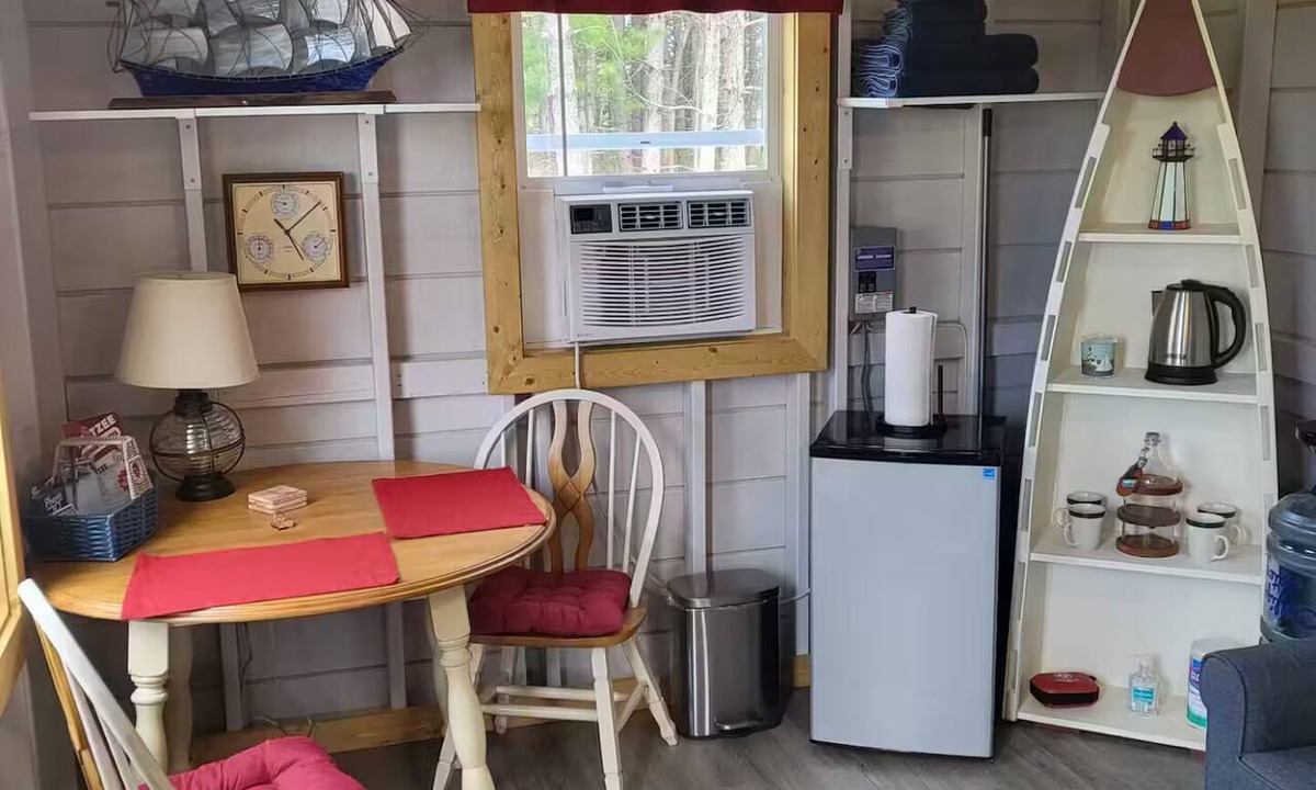 West Branch Cabin | Great Lakes Tiny House Cozy 1-bedroom cabin in peaceful West Branch with AC
